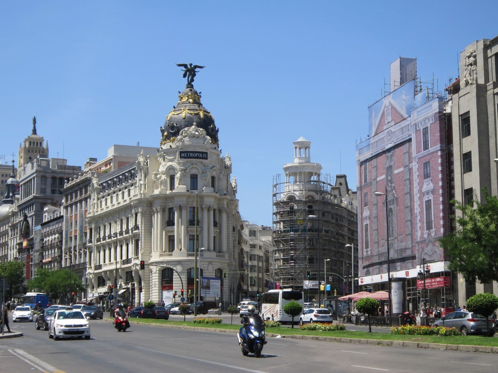 The Metrópolis building on the corner of Gran Vía and Calle de Alcalá on a sunny day