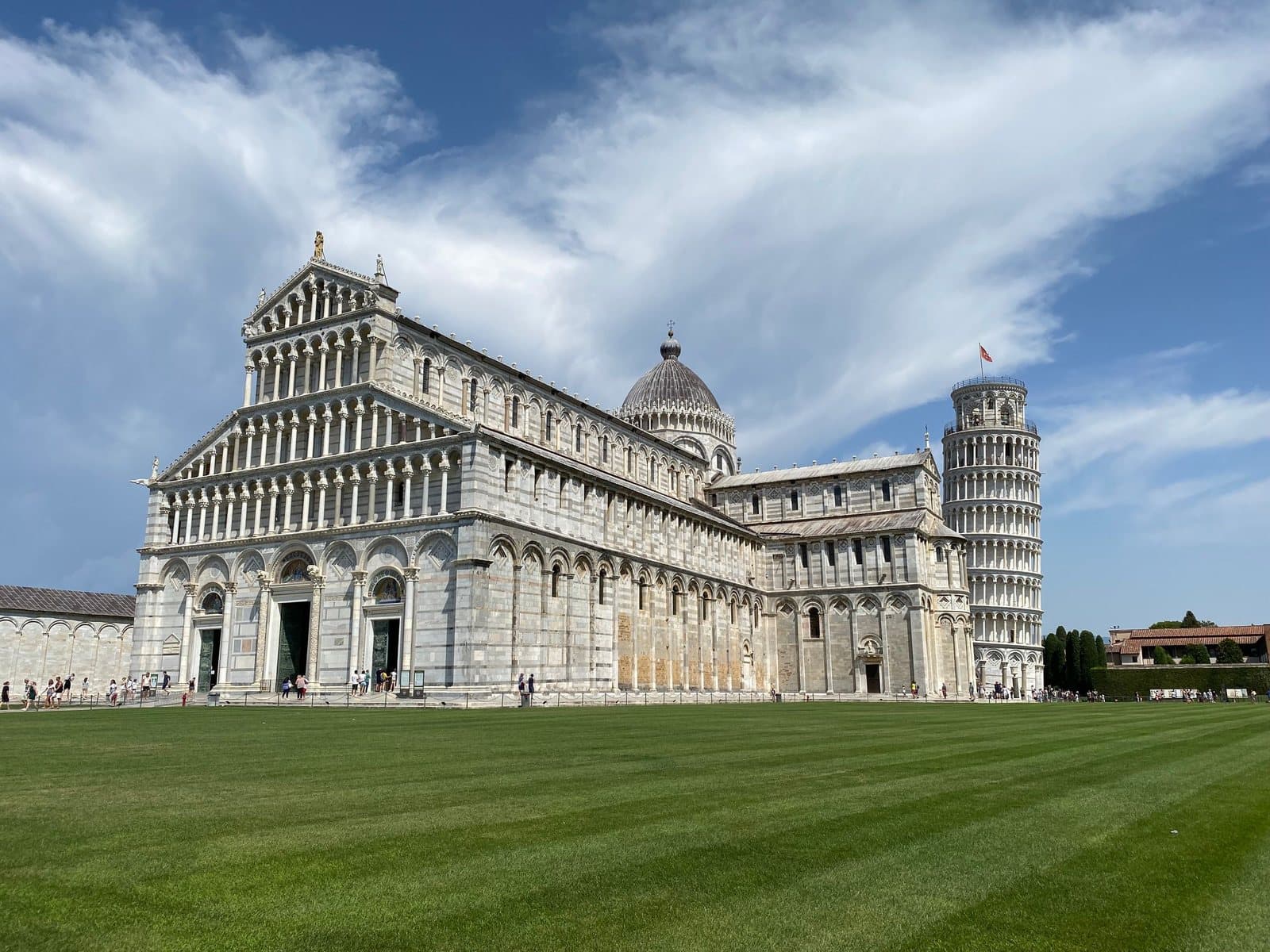 Der Dom von Pisa und der Schiefe Turm auf dem Rasen der Piazza dei Miracoli