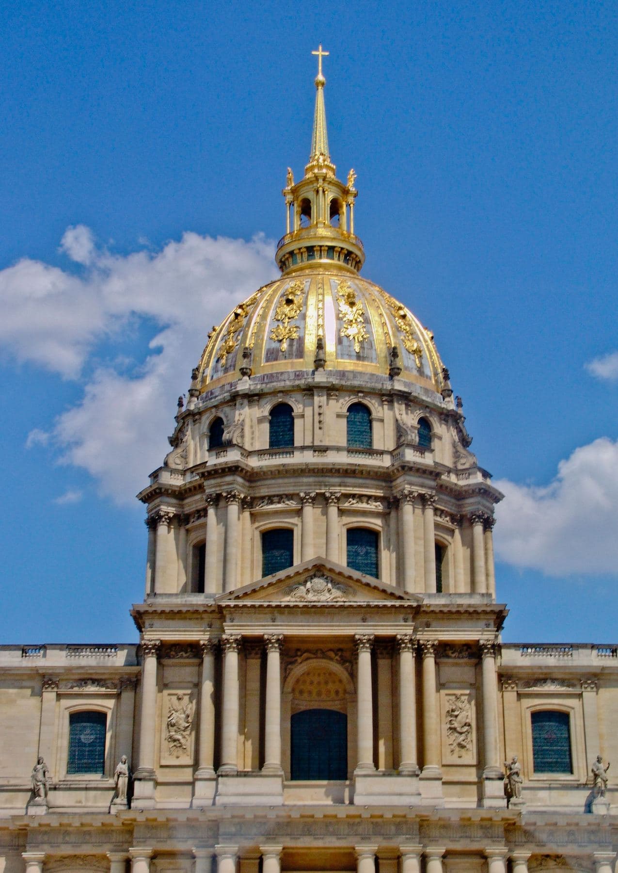 La cupola dorata del Dôme des Invalides contro il cielo azzurro