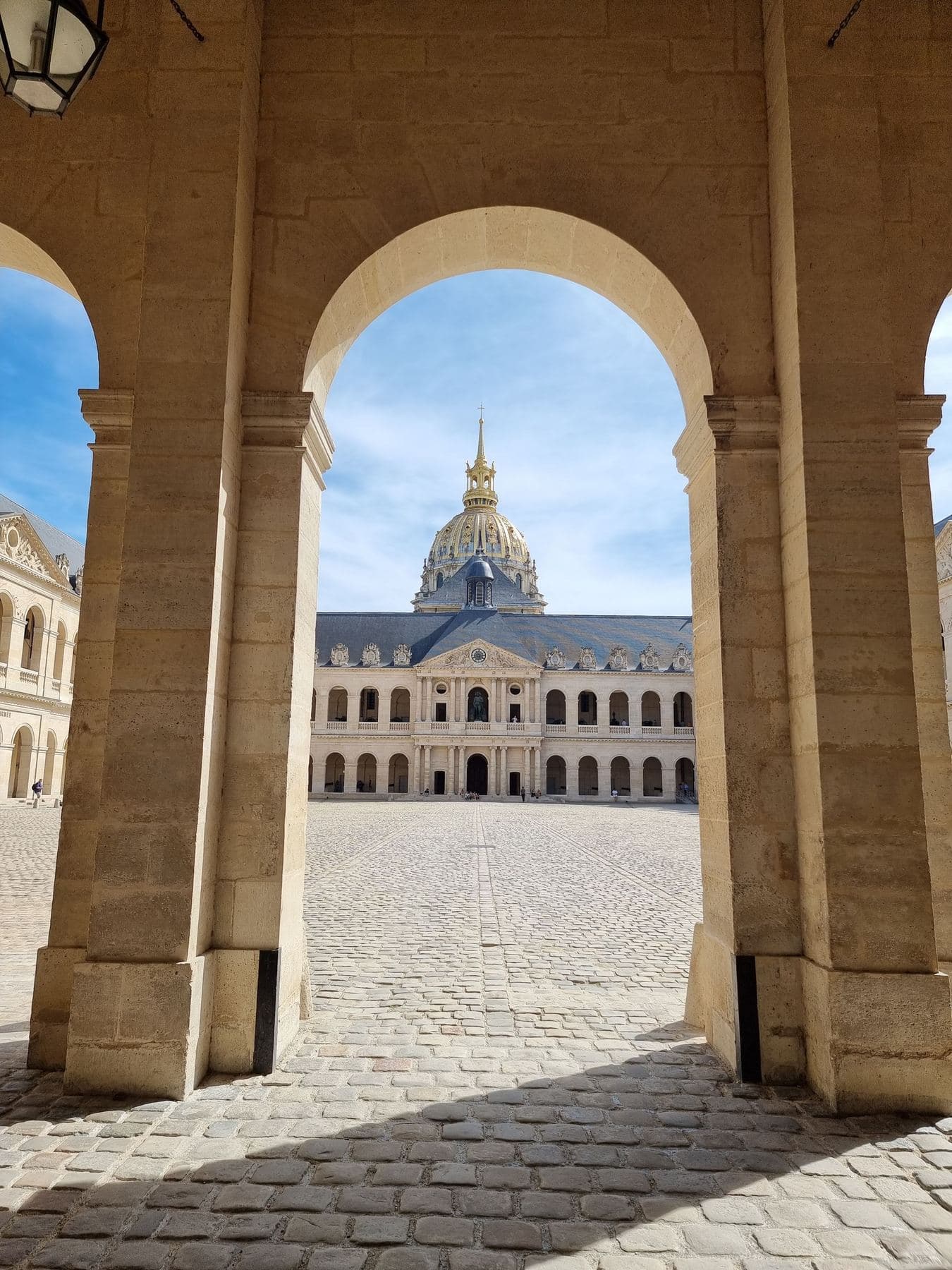 La cupola degli Invalides incorniciata dai portici in pietra del cortile