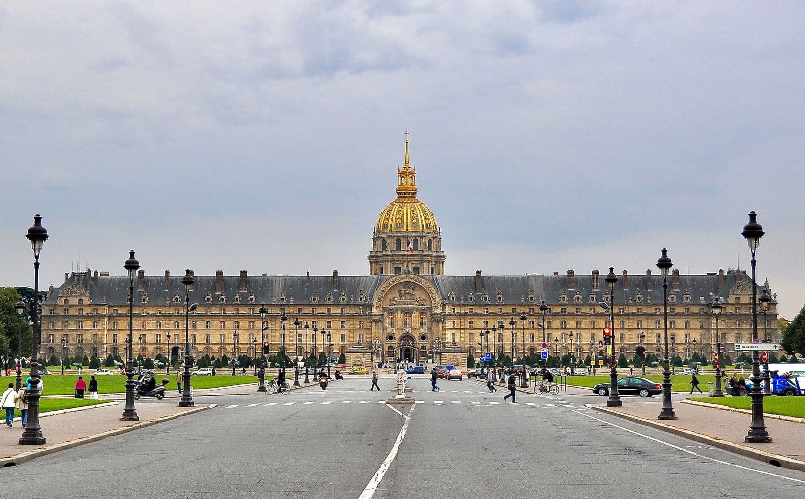 Gli Invalides visti lungo la loro spianata, con i lampioni parigini