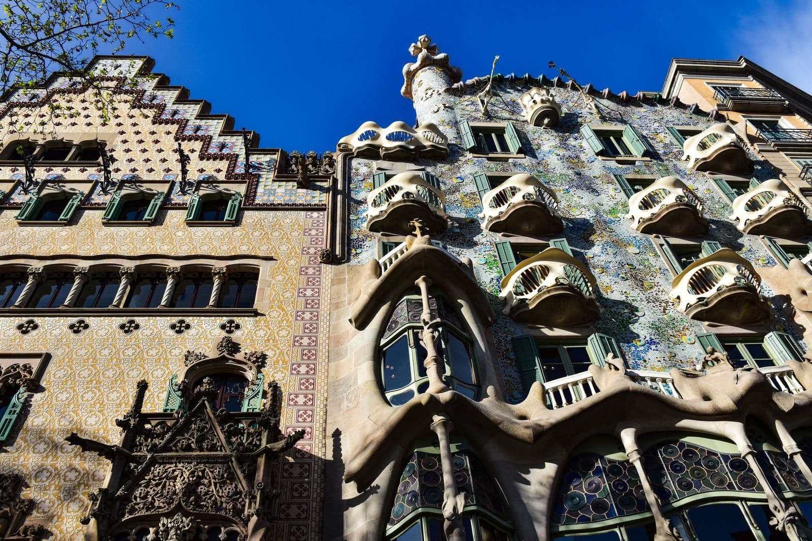 La facciata ondulata e i balconi di Casa Batlló sul Passeig de Gràcia