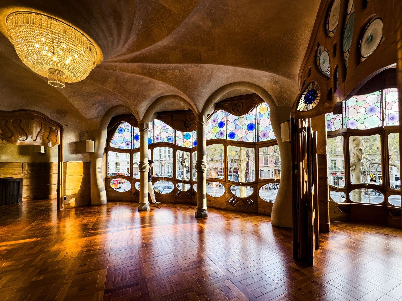 Il salone principale di Casa Batlló con le sue vetrate colorate