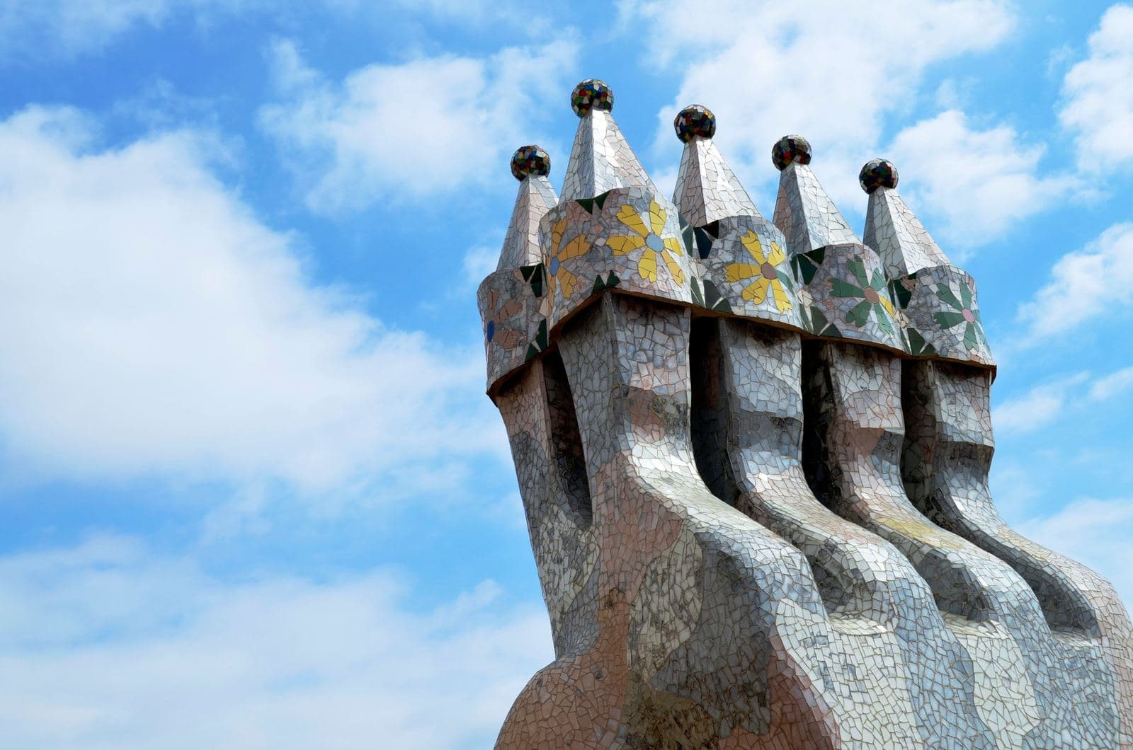 I comignoli rivestiti di mosaico sulla terrazza di Casa Batlló