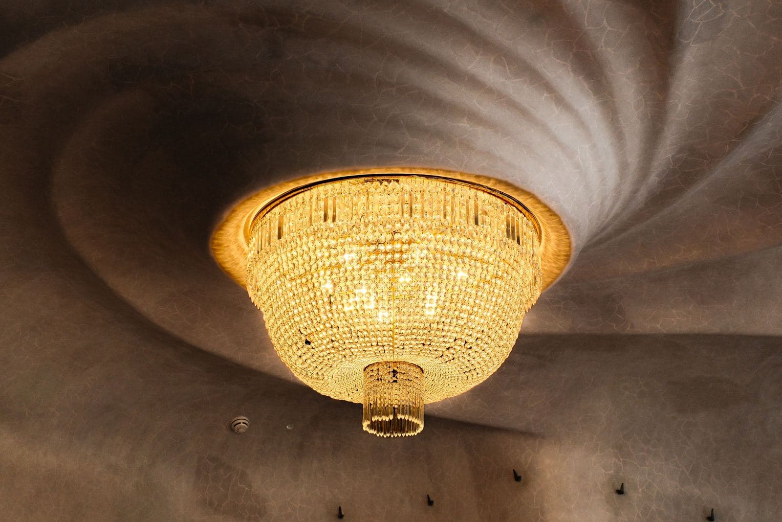 Il soffitto a spirale e il lampadario nel salone principale di Casa Batlló