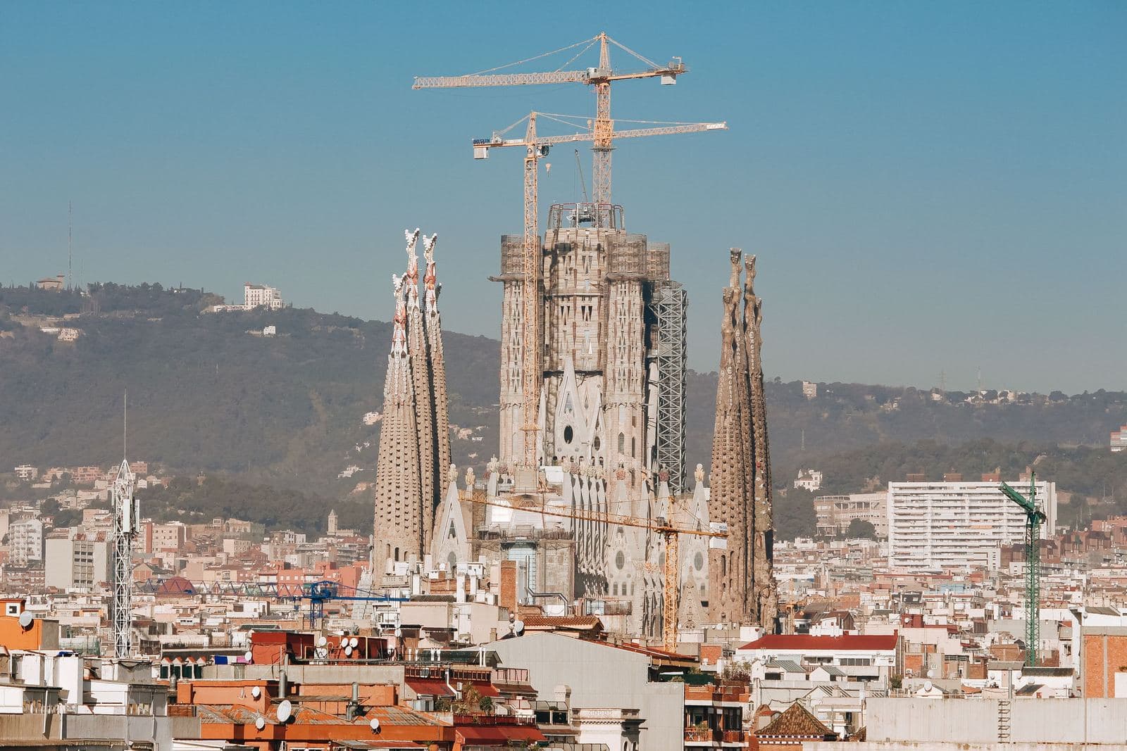 Die Sagrada Família an einem sonnigen Tag, eine Haltestelle der Hop-on-Hop-off-Route