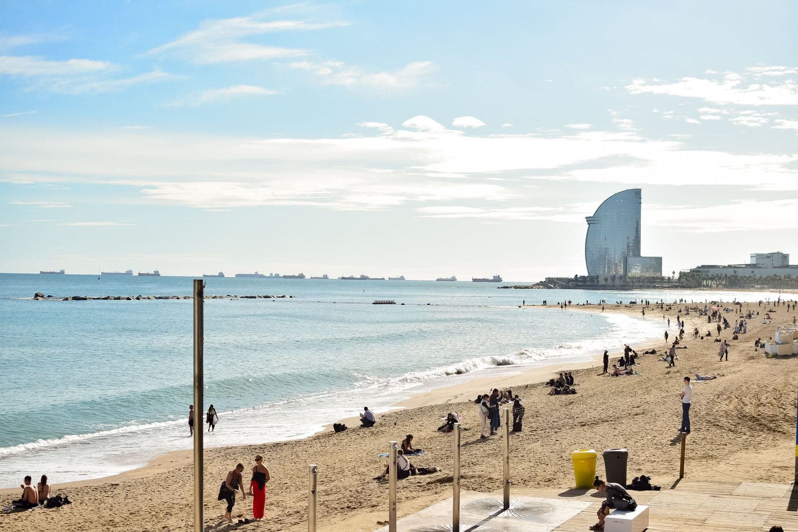 Der Strand von Barceloneta an einem sonnigen Tag