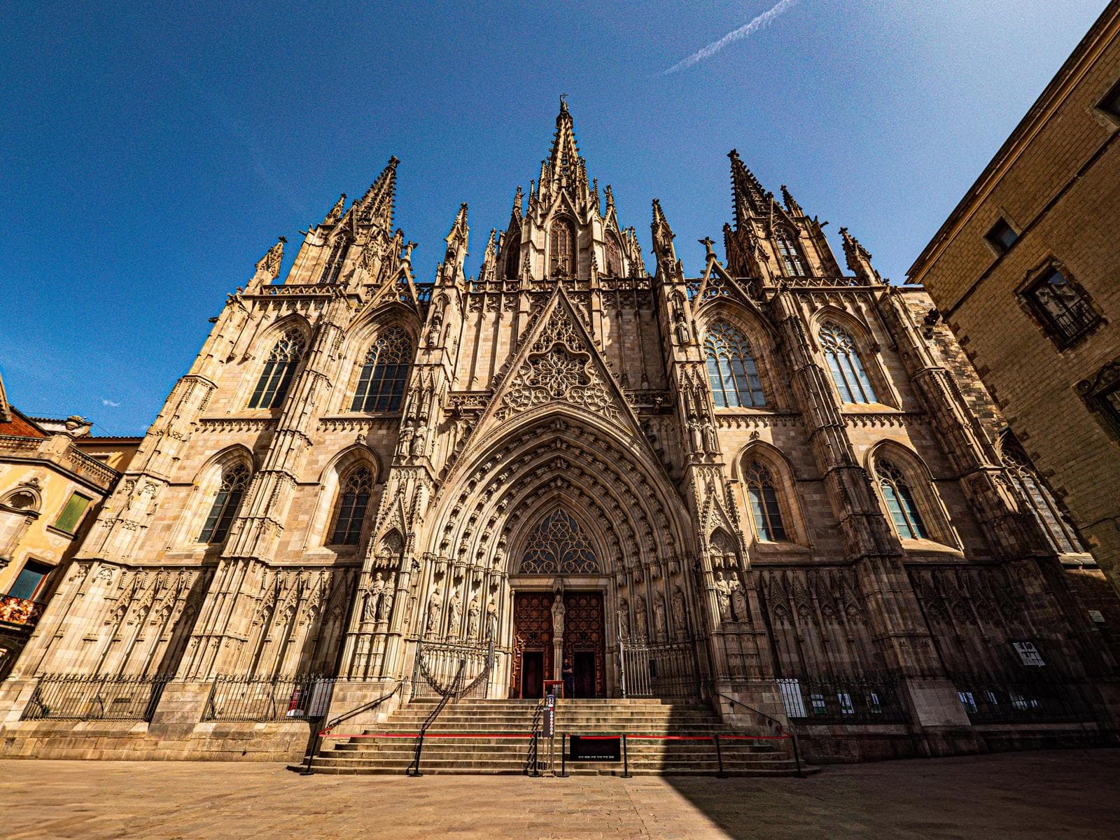Facciata gotica della Cattedrale di Barcellona al sole