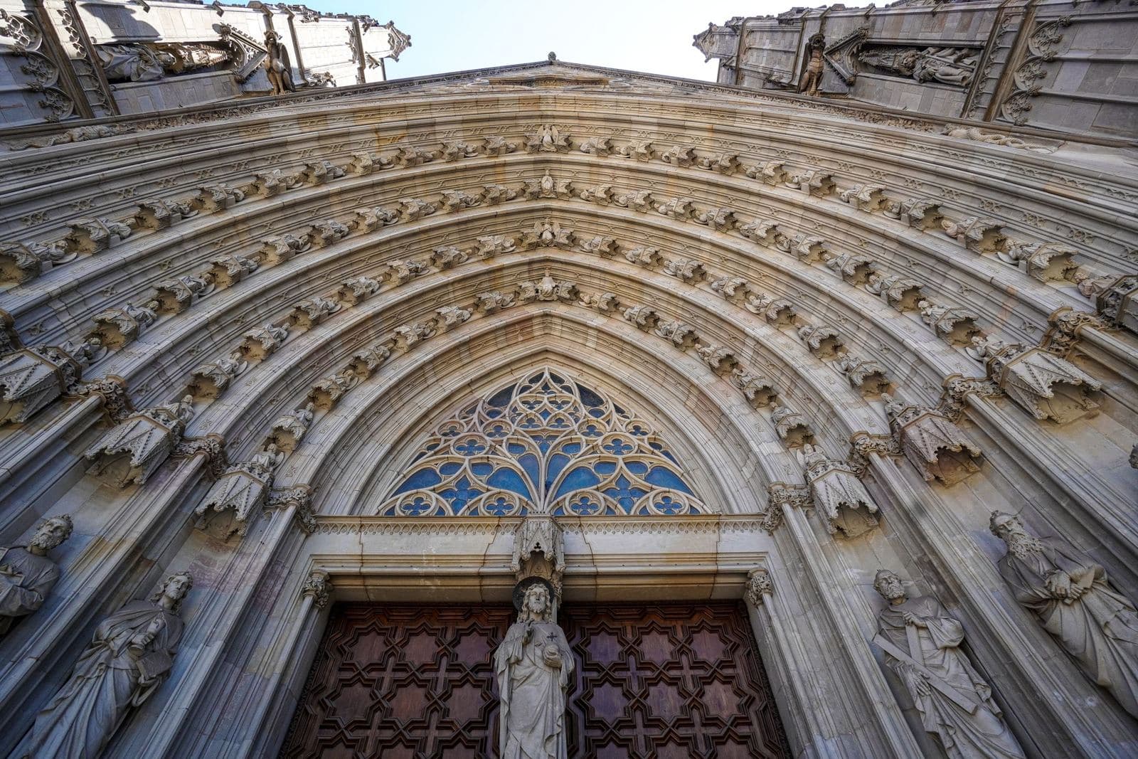 Portada gótica tallada de la Catedral de Barcelona vista desde abajo