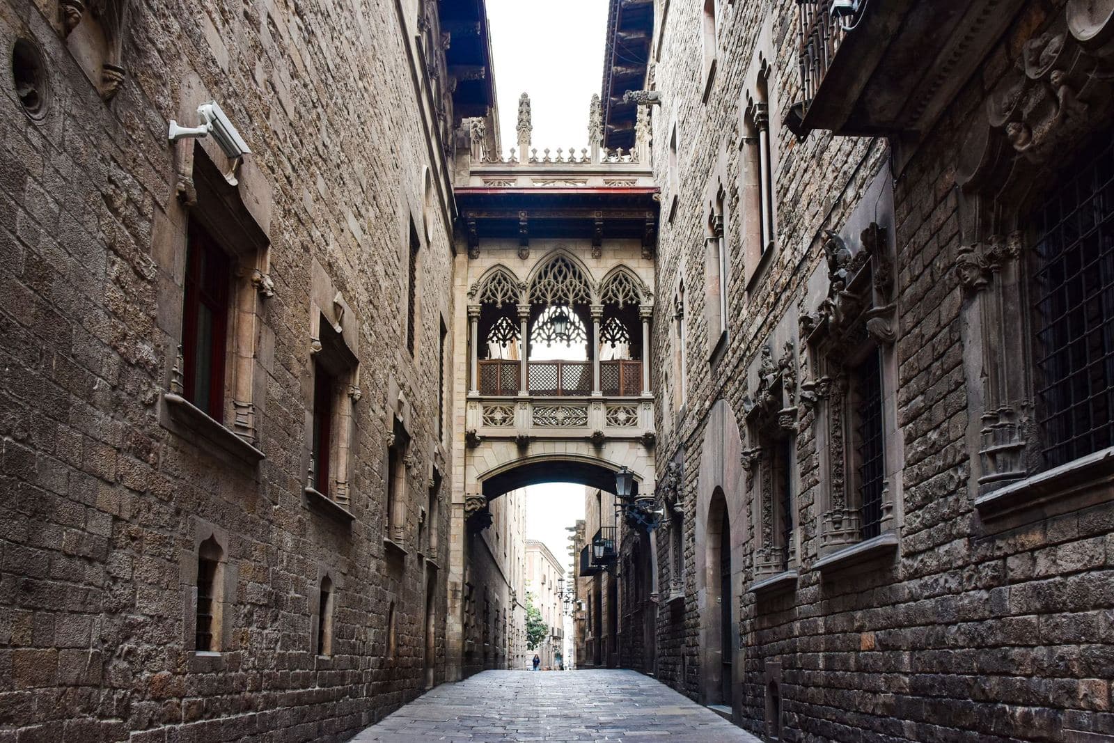 El Carrer del Bisbe y su puente, junto a la Catedral de Barcelona