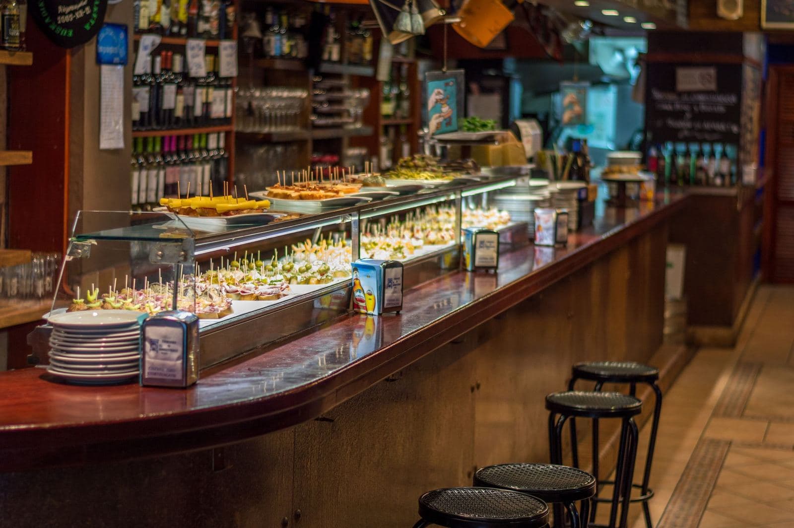 Bancone di pintxos in un bar di tapas di Barcellona