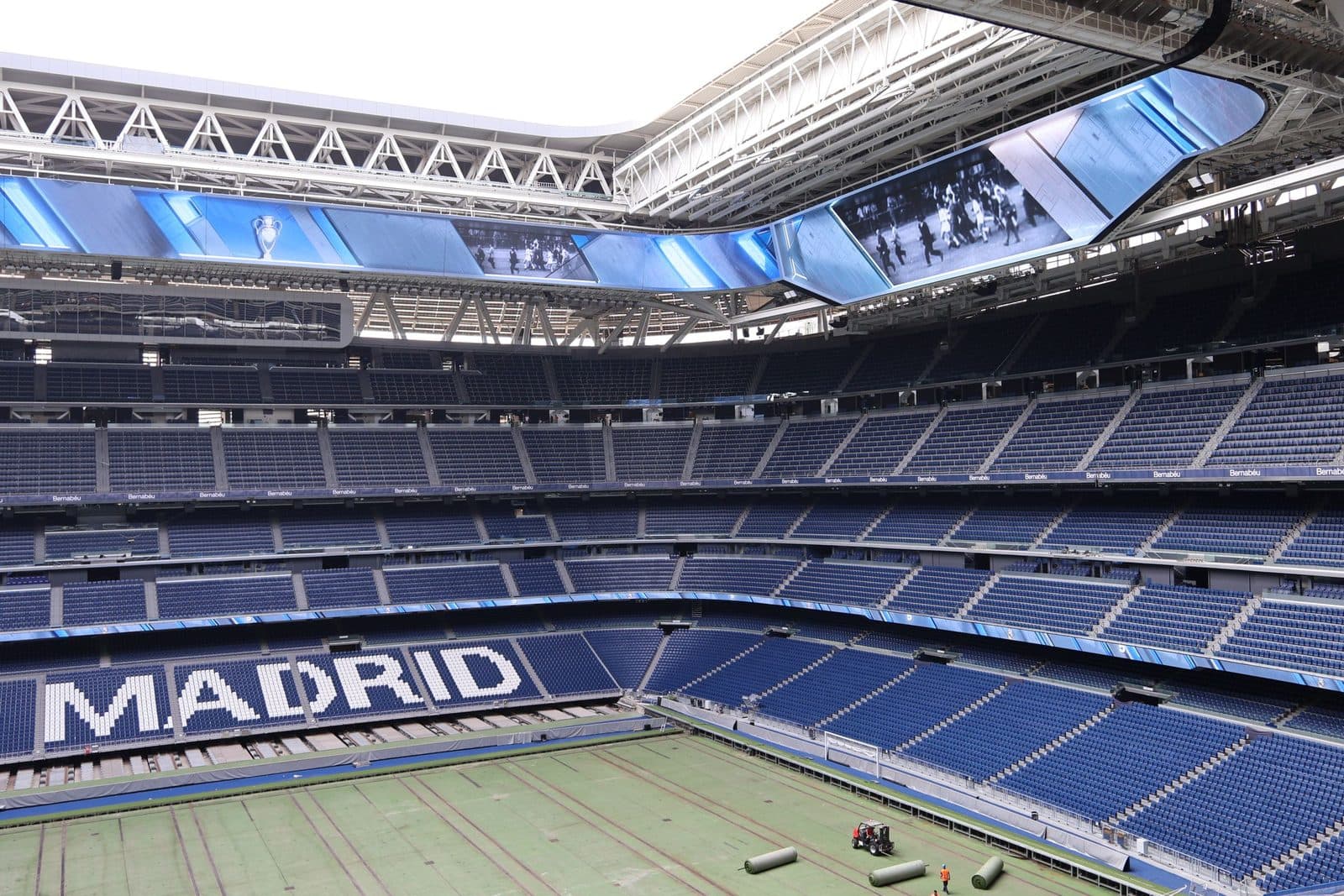 Im Inneren des Santiago Bernabéu mit seinen Rängen aus blauen Sitzen und dem neuen Dach