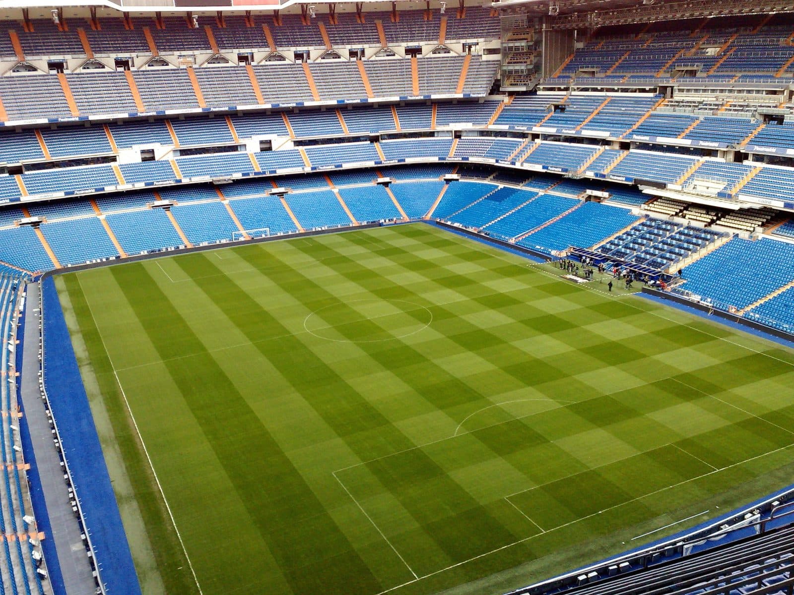 Spielfeld und blaue Tribünen des Bernabéu, vom Oberrang aus gesehen