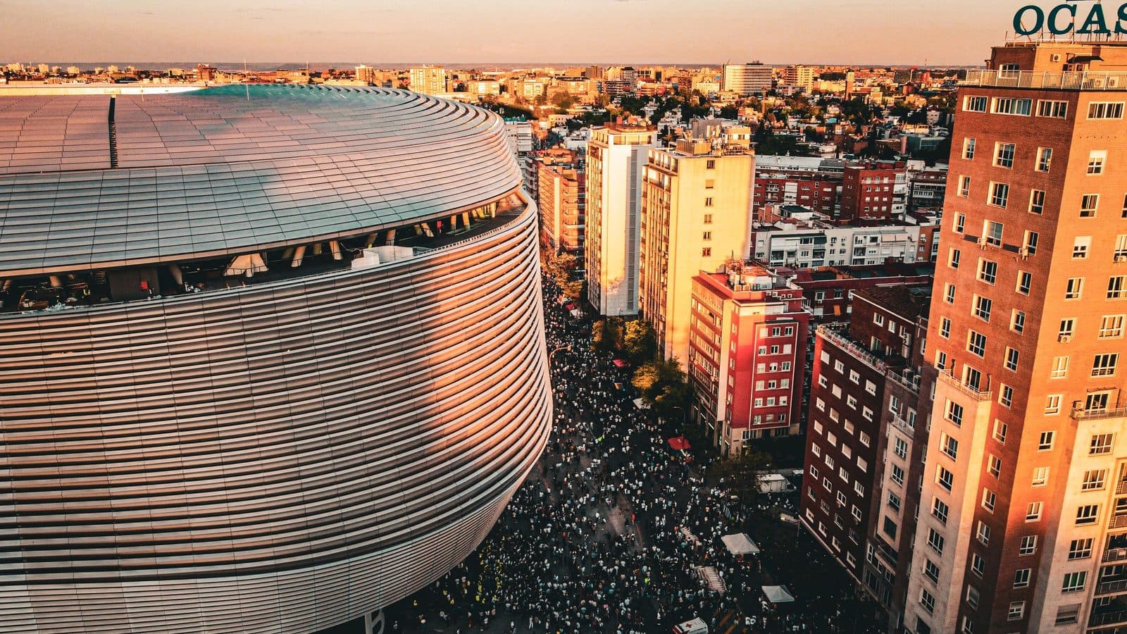Die geschwungene Fassade des Santiago Bernabéu am Paseo de la Castellana bei Sonnenuntergang