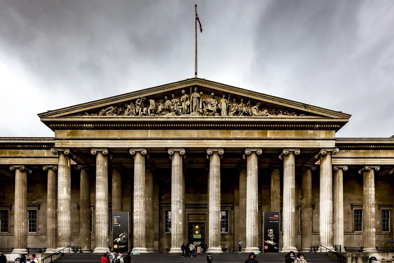 Portique à colonnes du British Museum sur Great Russell Street