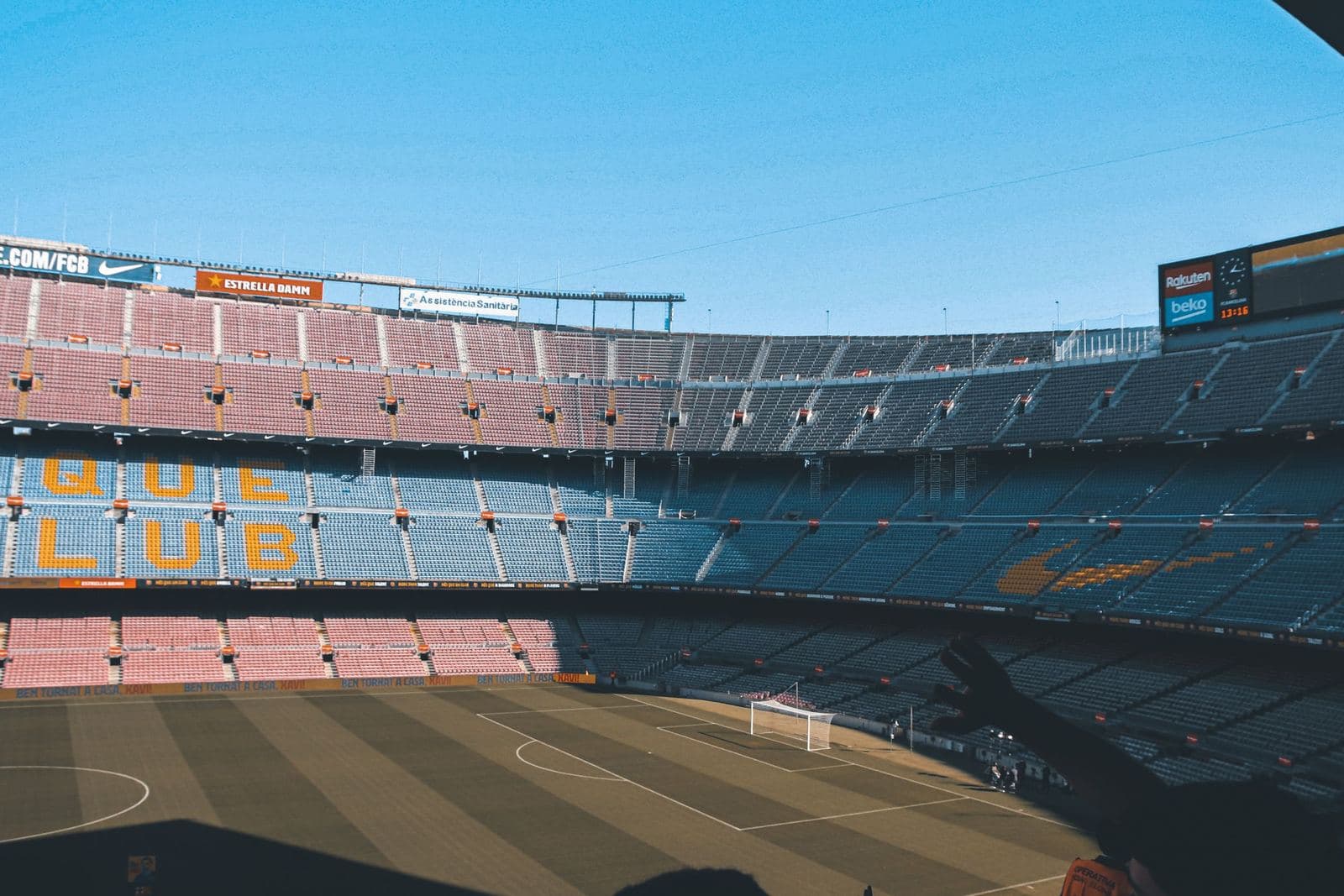 Leere Tribünen und Spielfeld des Camp Nou, vor dem Umbau fotografiert