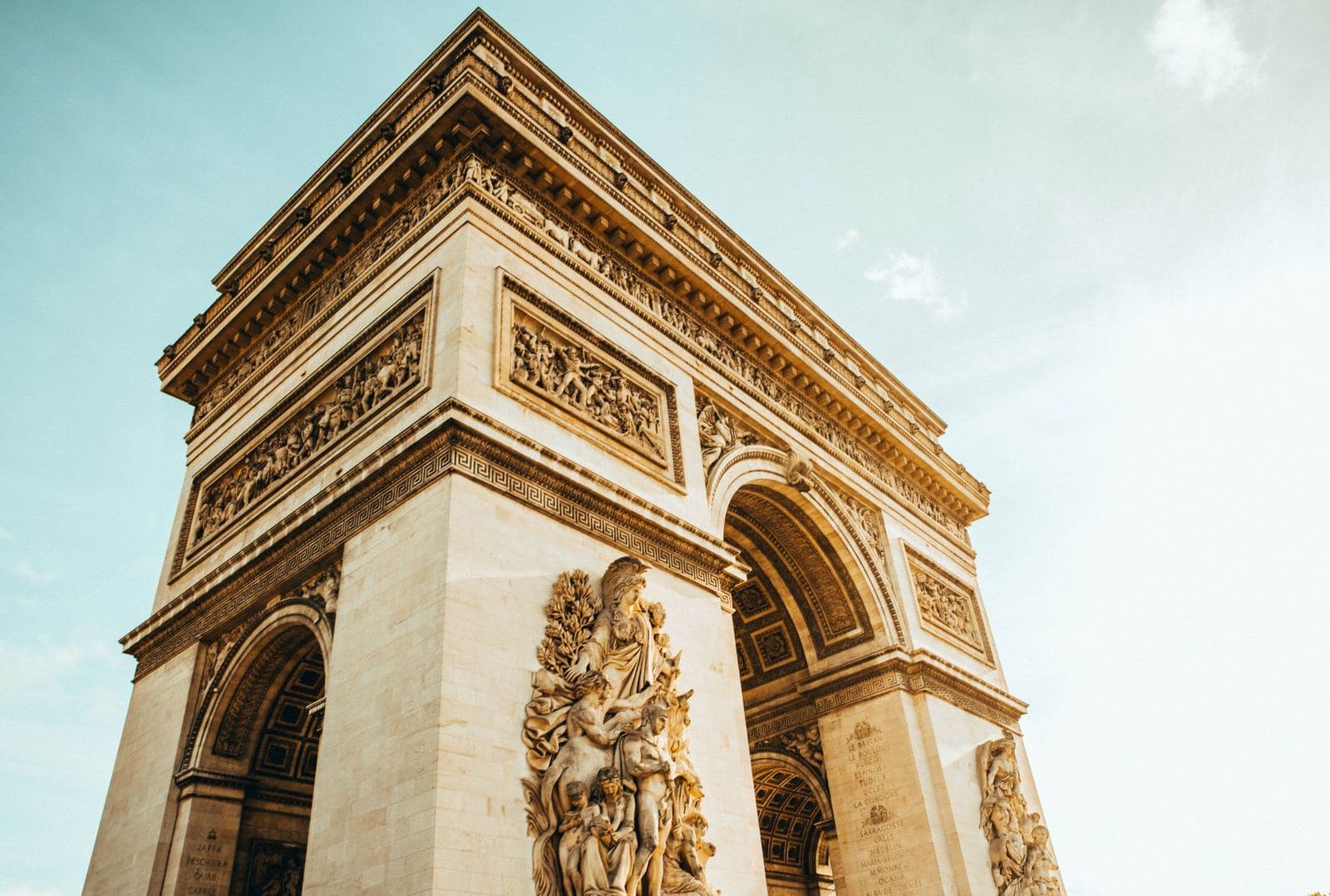 Reliefgeschmückter Bogen des Arc de Triomphe von unten