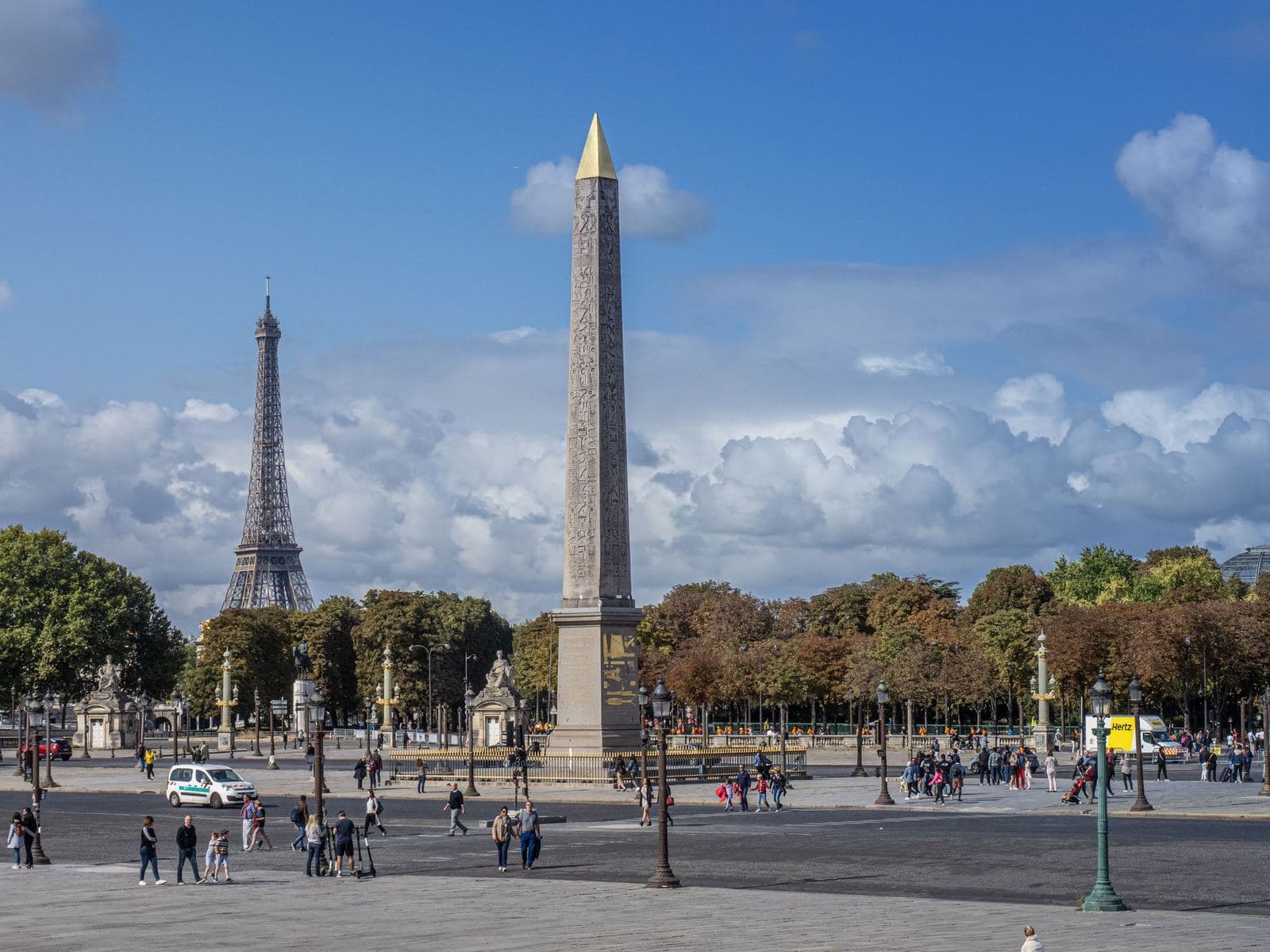 Obelisk von Luxor auf der Place de la Concorde, in der Ferne der Eiffelturm