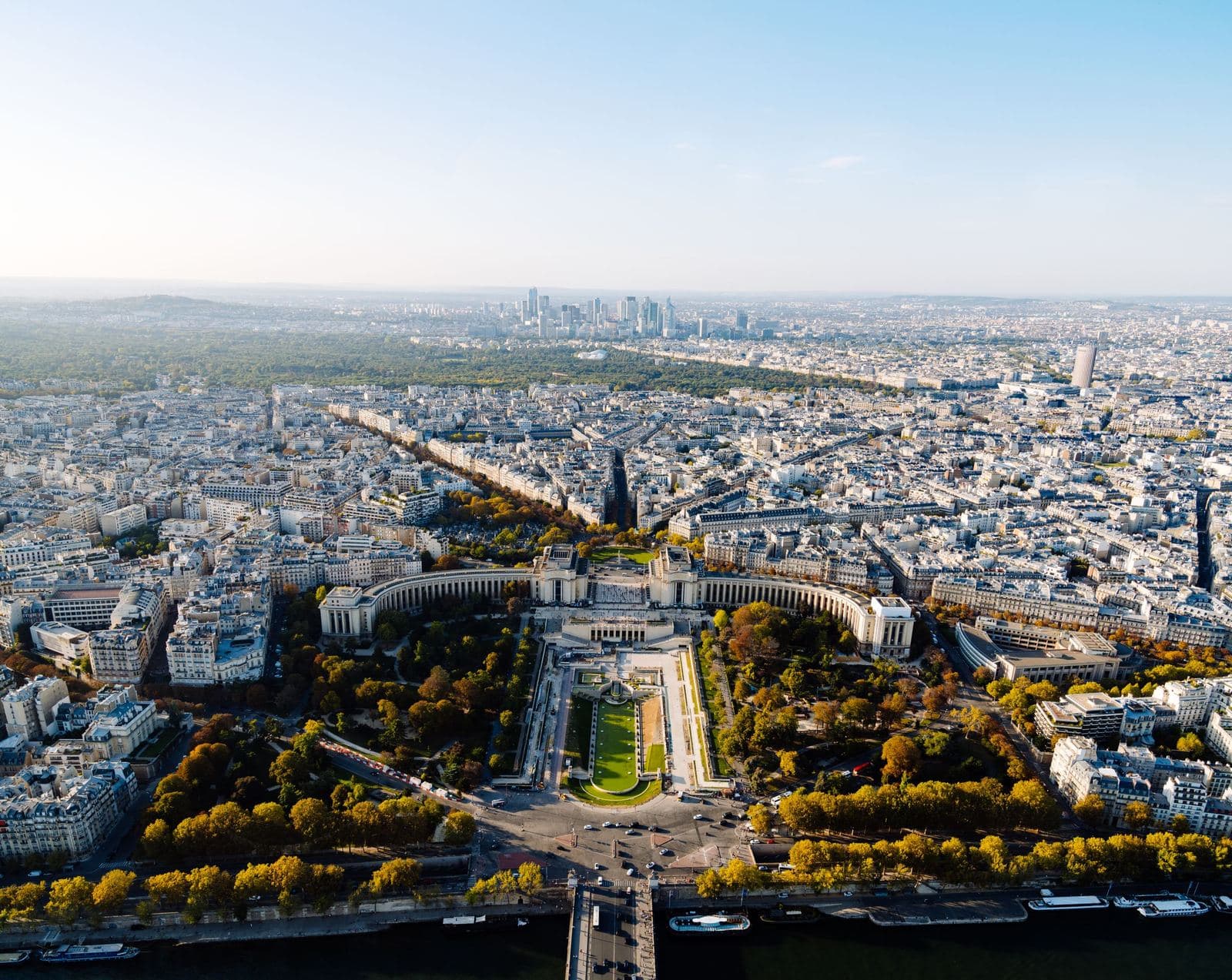 París desde arriba, con los jardines del Trocadéro y La Défense a lo lejos