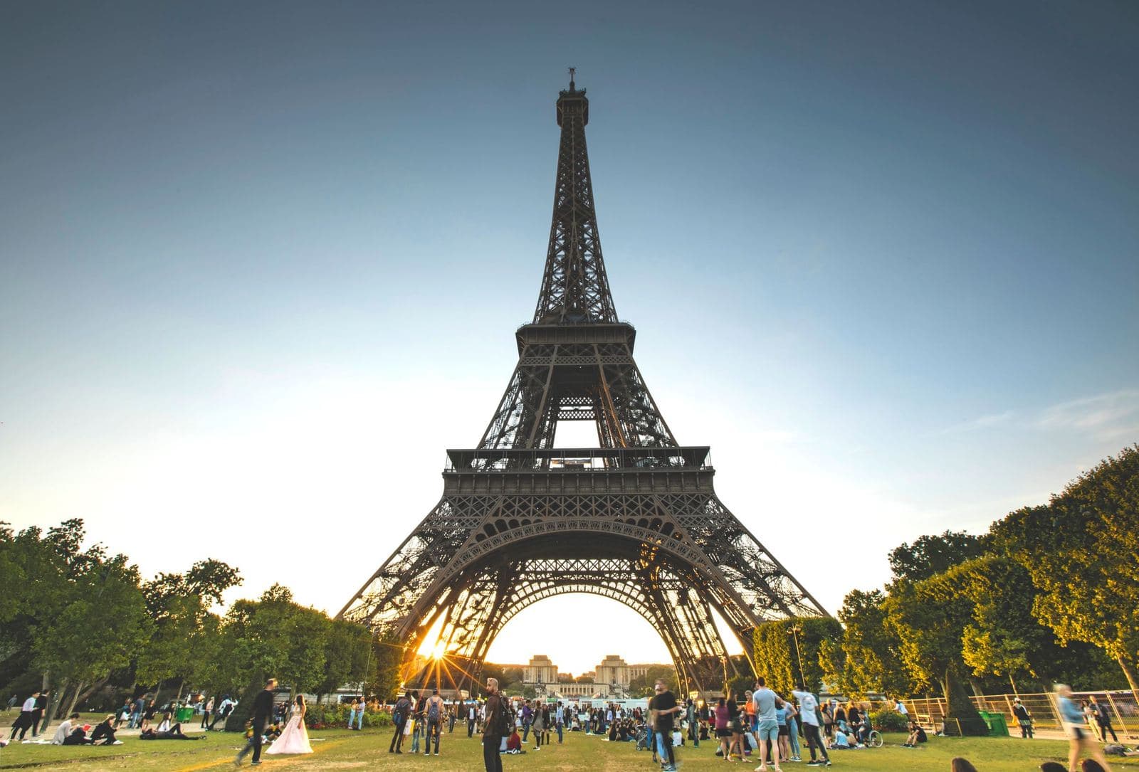 La Torre Eiffel con el sol de última hora de la tarde, vista desde el césped del Champ de Mars