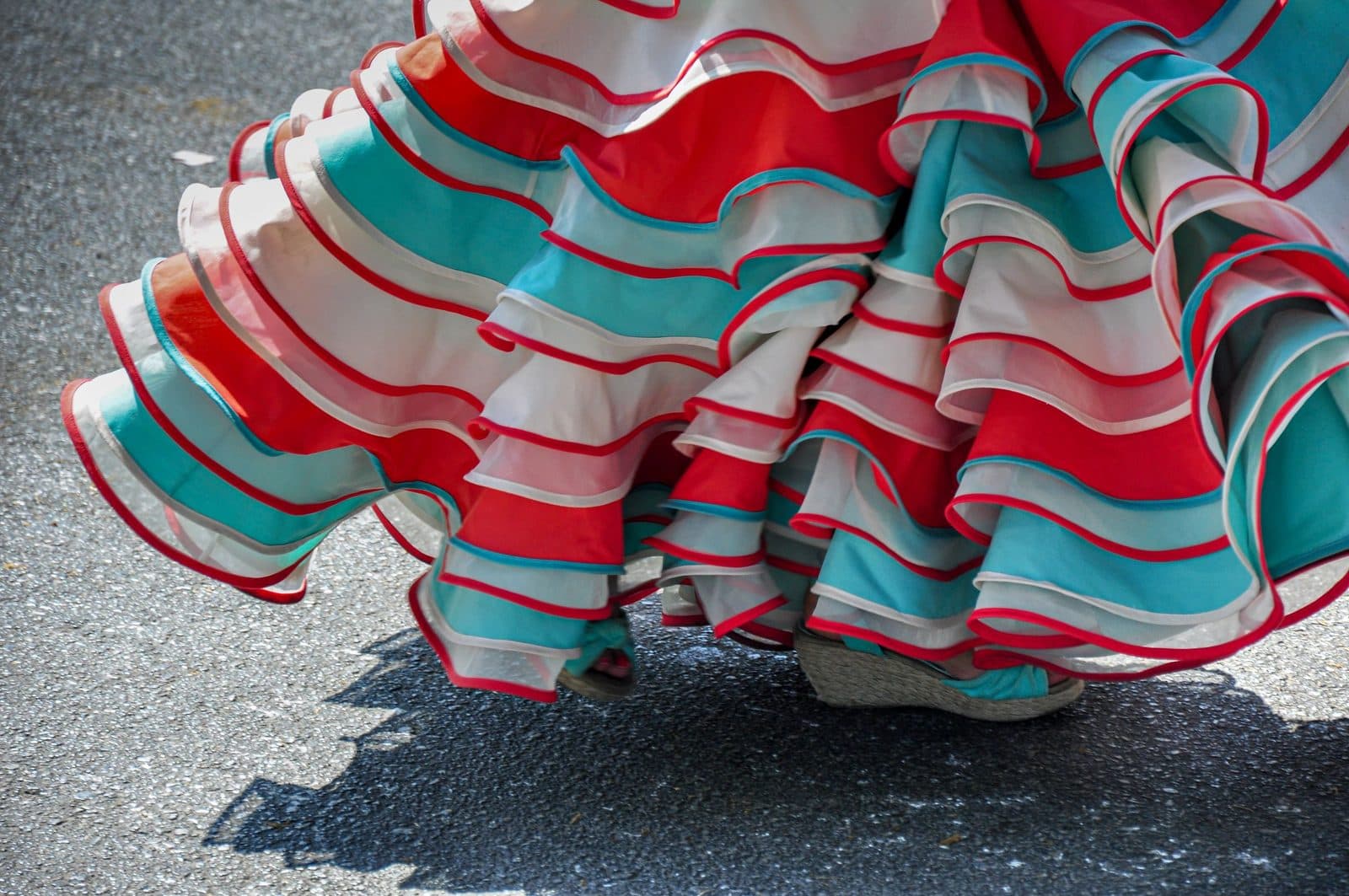 Gonna da flamenco a balze rossa, verde acqua e bianca nel mezzo di un giro