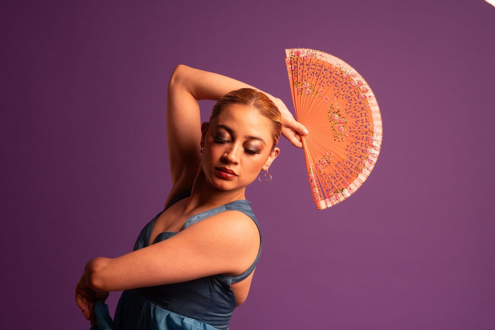 Ballerina di flamenco in blu con un ventaglio aperto