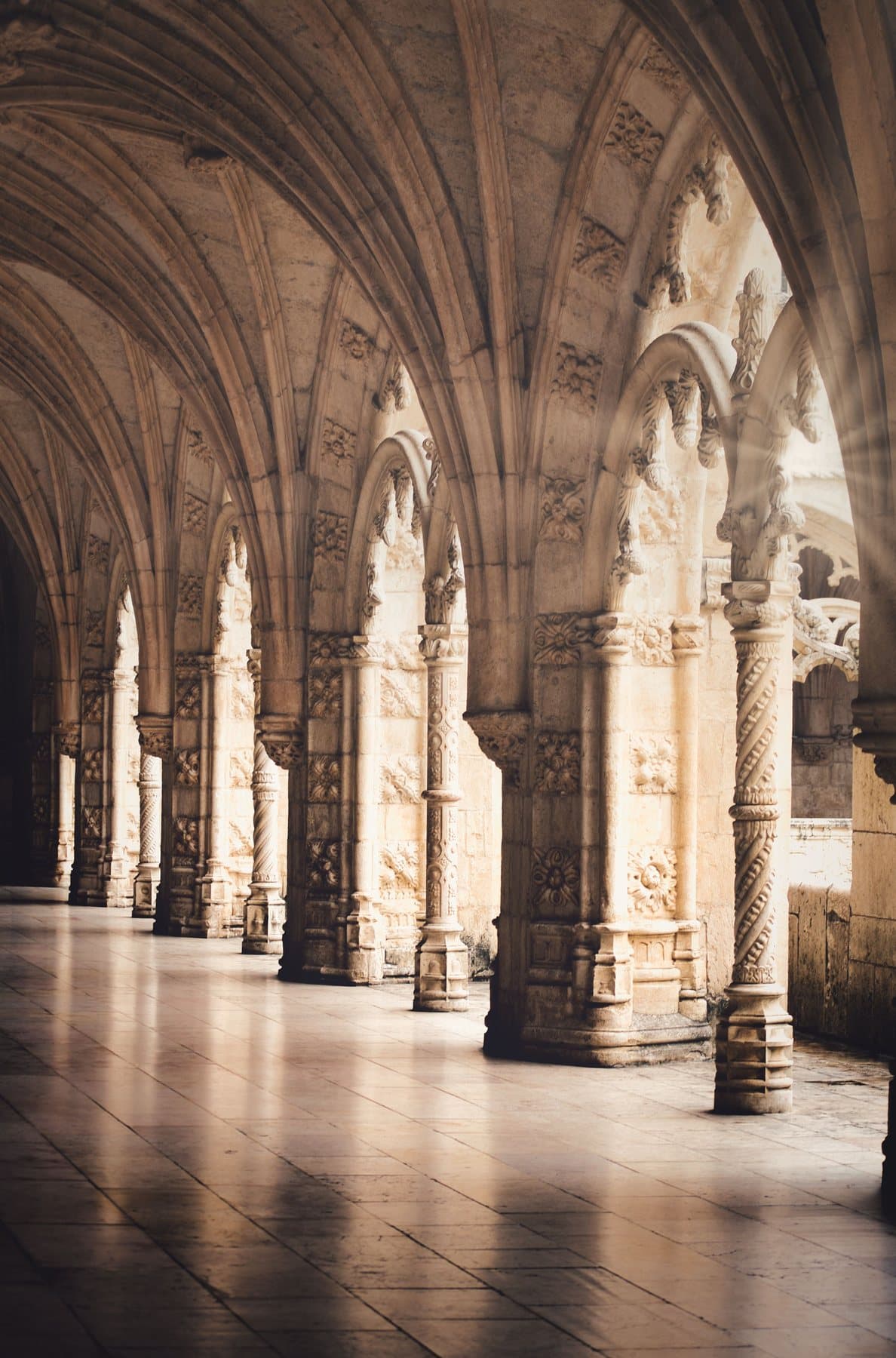The vaulted gallery of the Jerónimos cloister