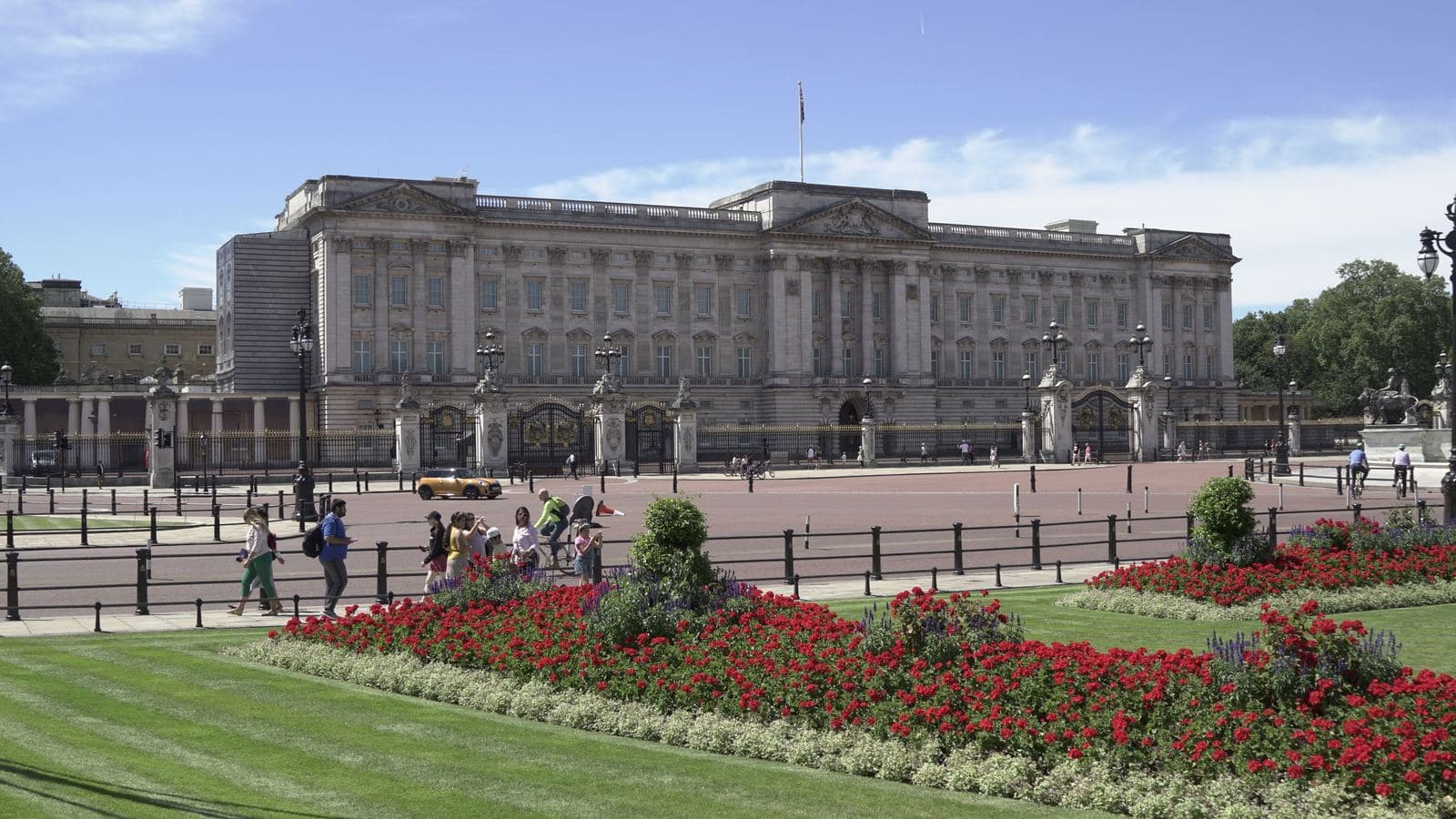 Buckingham Palace mit seinen Blumenbeeten an einem sonnigen Tag