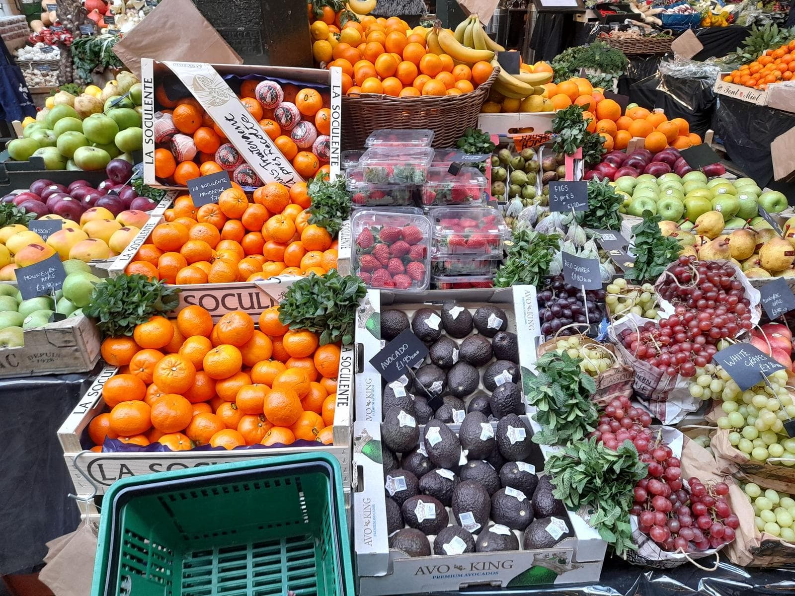 Frisches Obst und Gemüse an einem Stand auf dem Borough Market