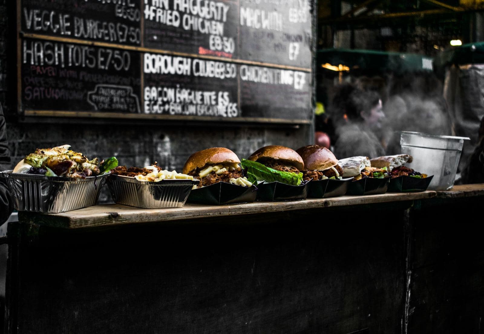 Burger an einer Streetfood-Theke auf dem Borough Market
