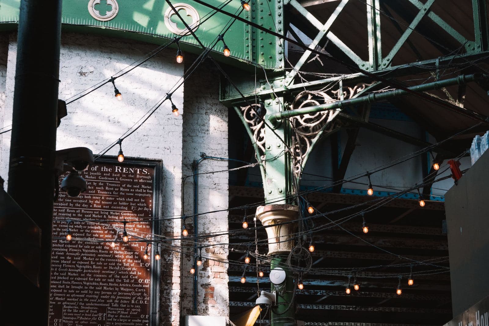 Eisenträger und Lichterketten im Borough Market