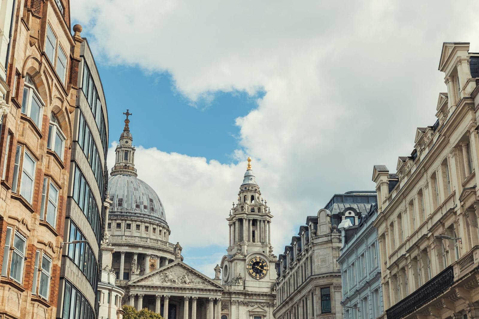 La cathédrale Saint-Paul au bout d'une rue de la City de Londres