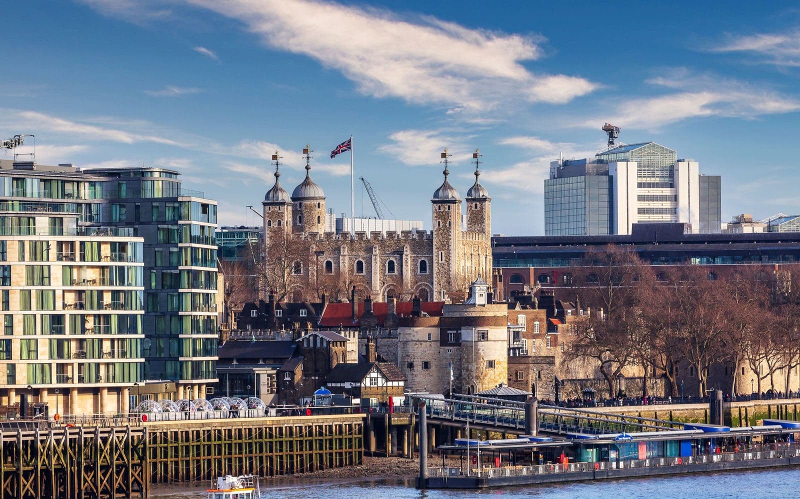 La Tour de Londres entourée des immeubles modernes de la City