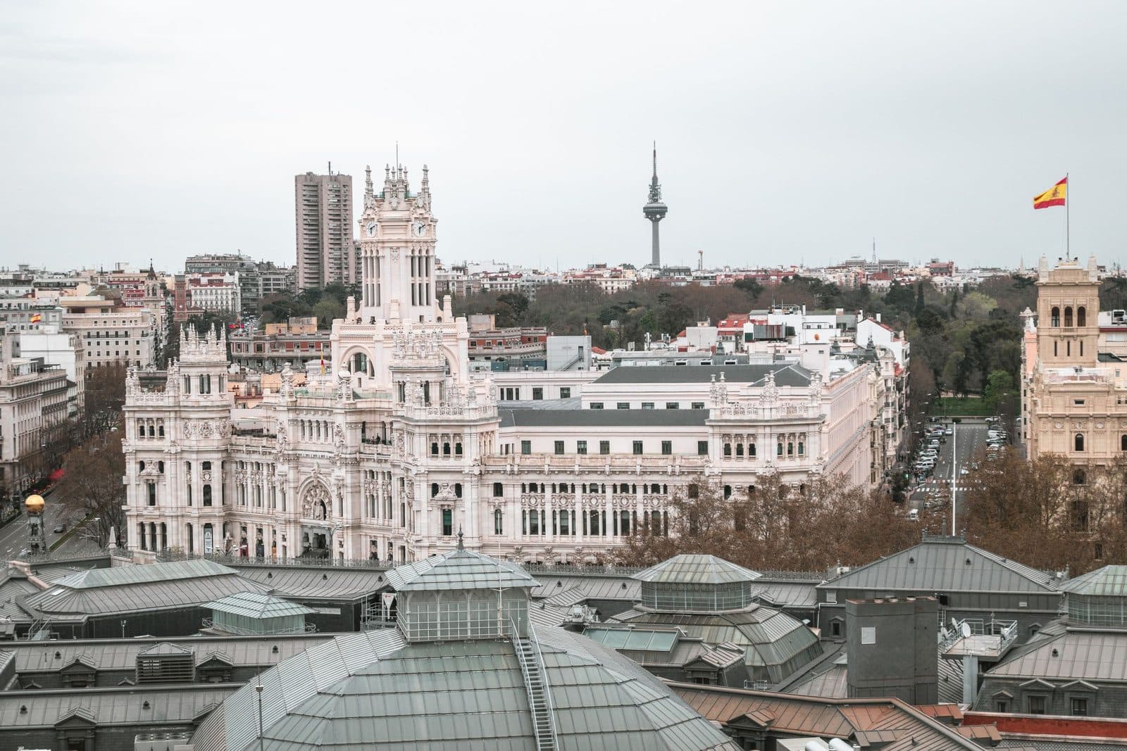 Il Palazzo di Cibele e i tetti di Madrid dall'alto