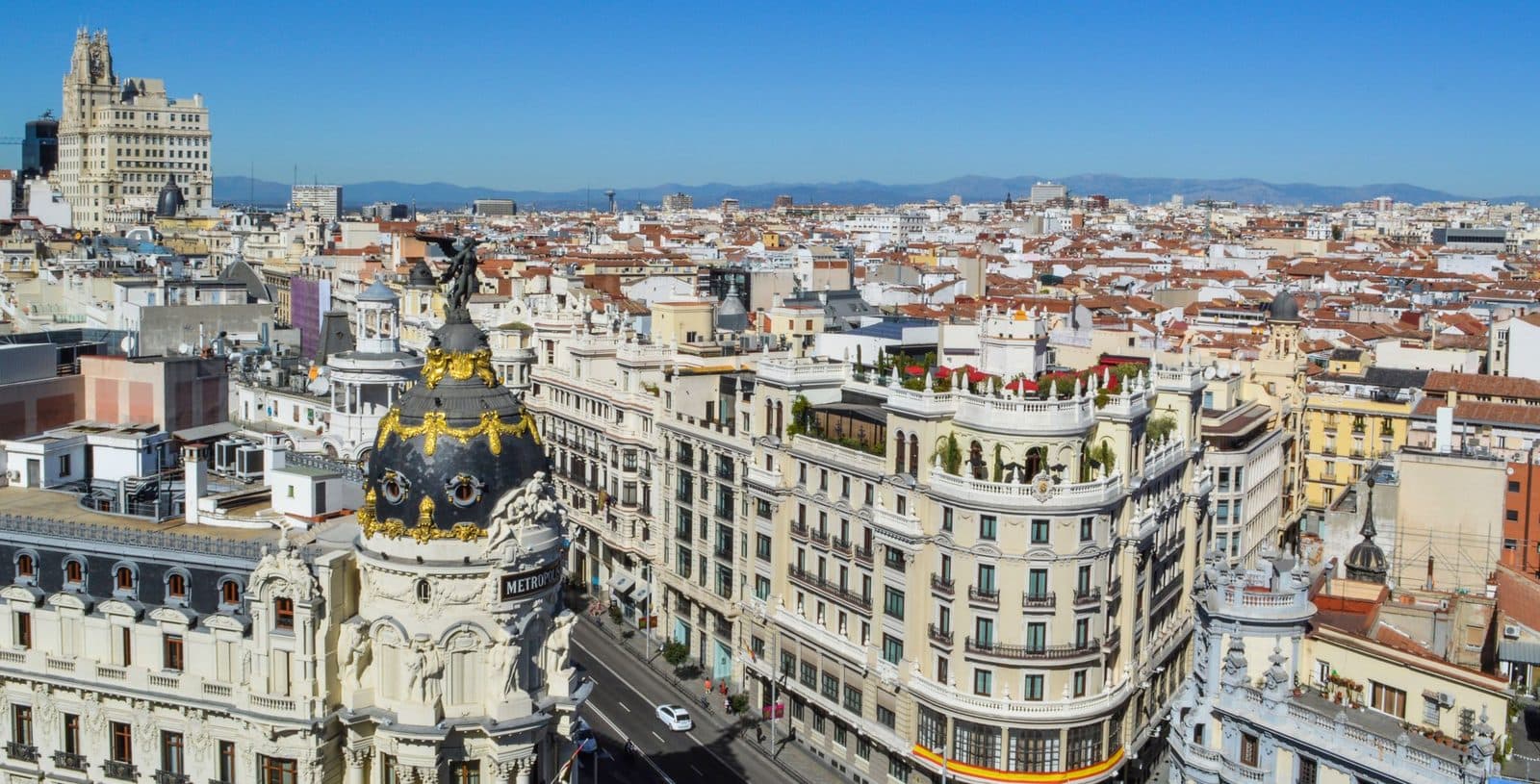 La Gran Vía e la cupola del Metrópolis dall'alto, con la città che si estende oltre