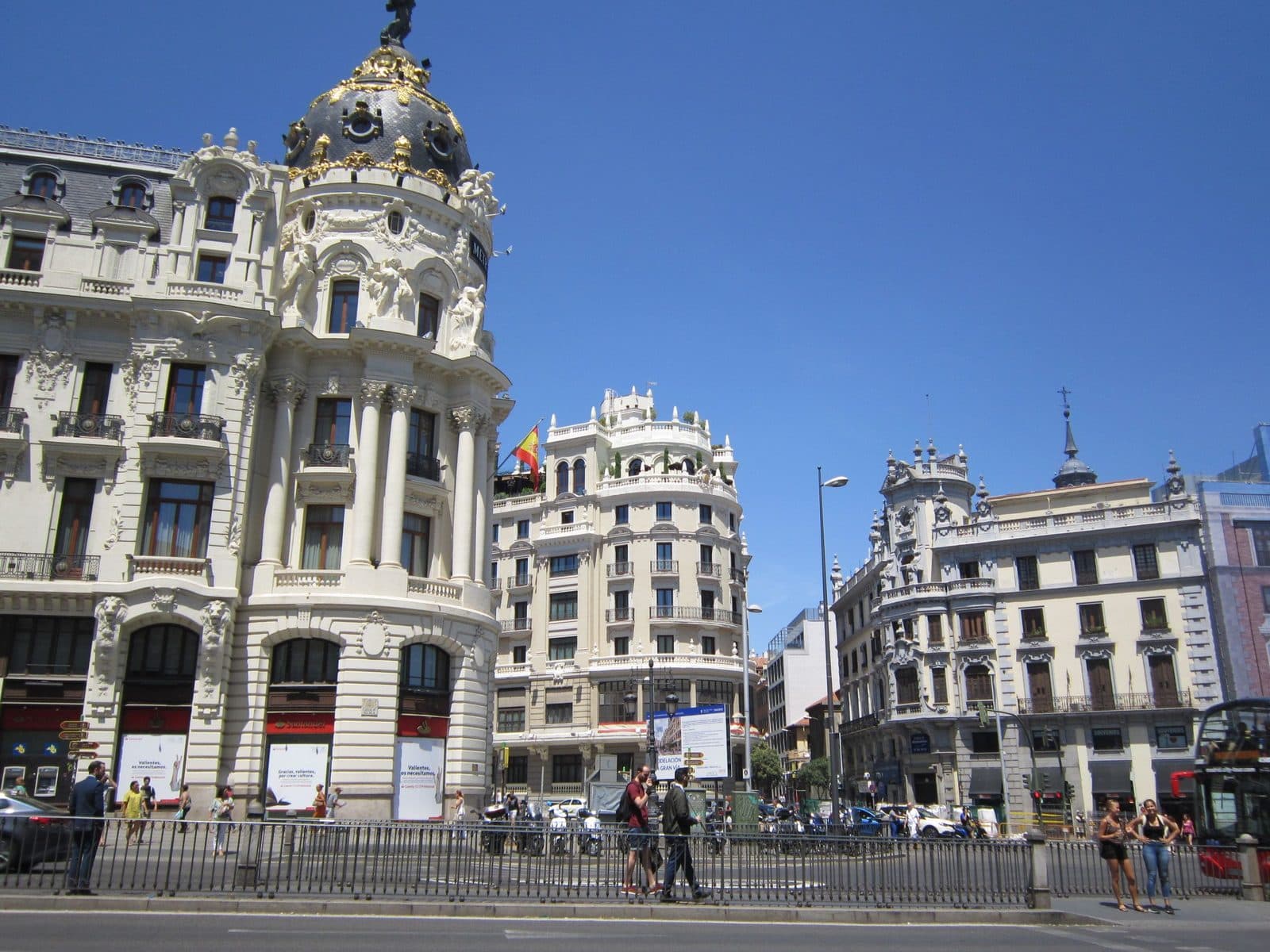 Le grandiose facciate della Gran Vía in una limpida giornata d'estate