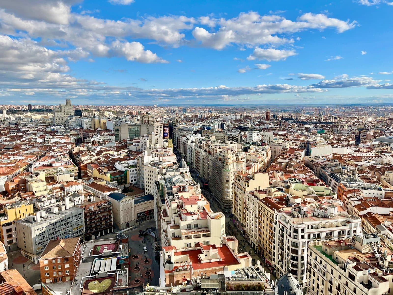 I tetti e i lunghi viali di Madrid dall'alto sotto un cielo azzurro