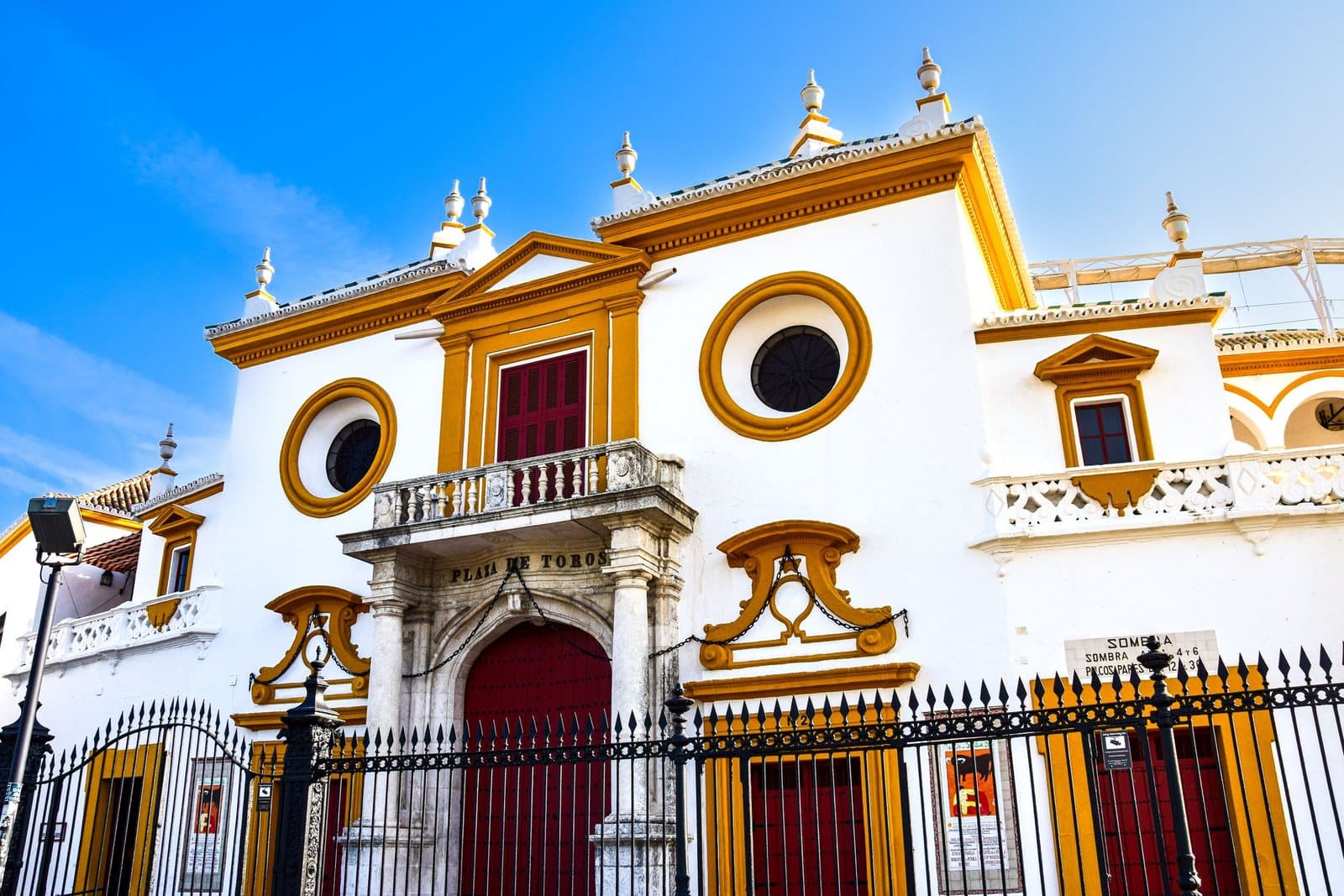 Die weiß-ockerfarbene Fassade der Stierkampfarena Real Maestranza in Sevilla