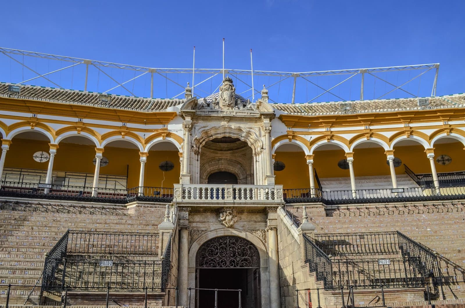 Die Arkadenränge und die Prinzenloge der Stierkampfarena von Sevilla