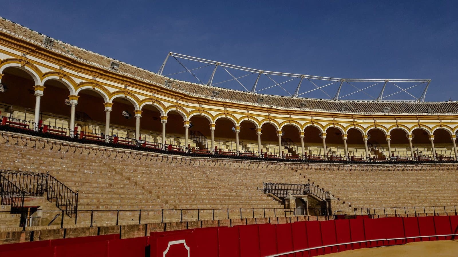 Sitzreihen unter den Bögen der Stierkampfarena Real Maestranza
