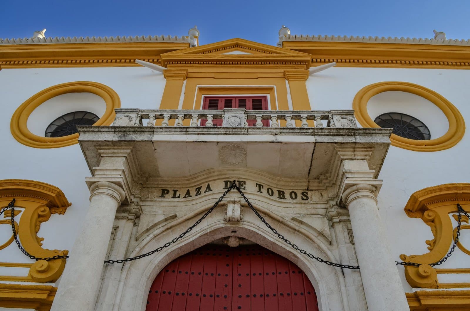 Ein Eingang der Stierkampfarena Real Maestranza in Sevilla