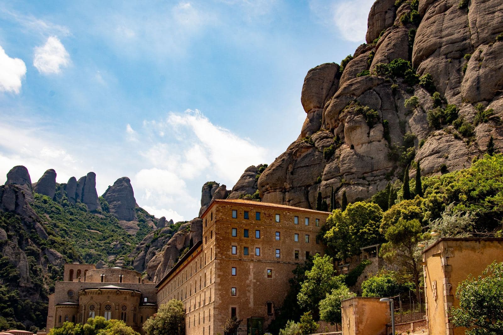 Das Kloster Montserrat vor seinen zerklüfteten Felsgipfeln