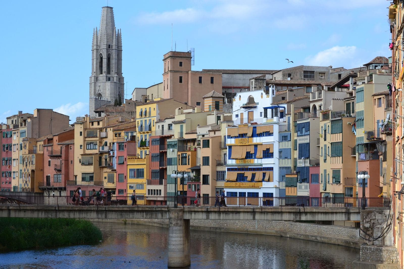 Bunte Häuser am Fluss Onyar in Girona, dahinter die Kathedrale