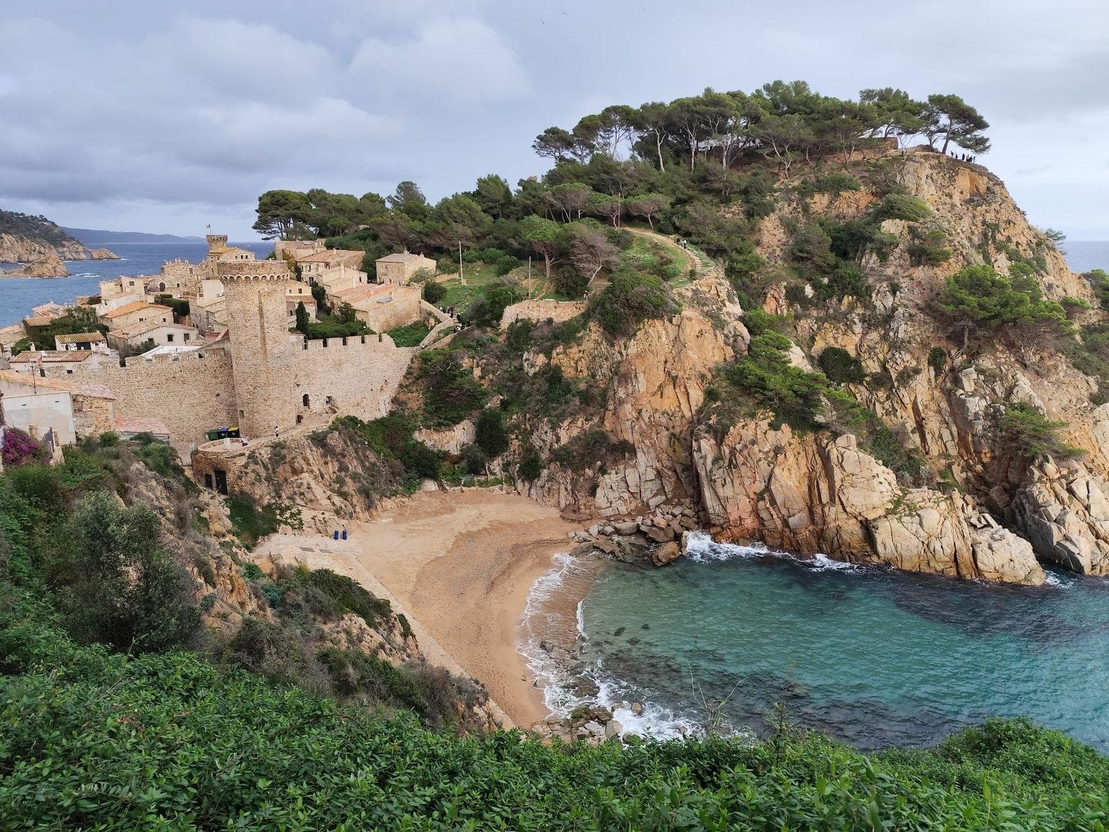 Die mittelalterlichen Mauern von Tossa de Mar über der Costa Brava