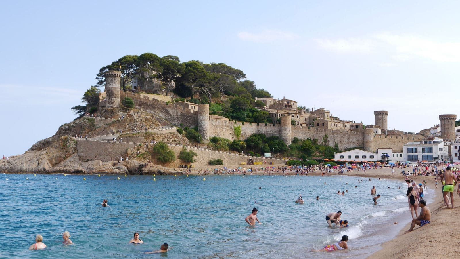 Strand und Burg von Tossa de Mar an der Costa Brava