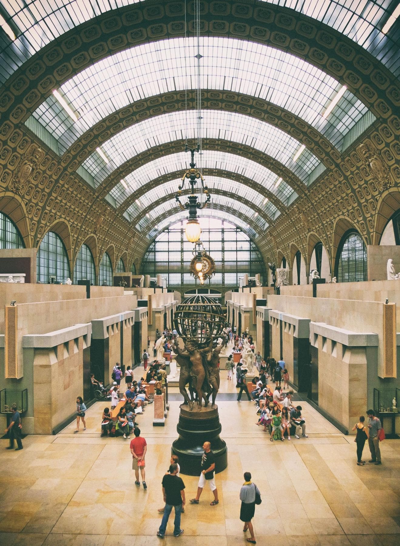 Galerie des sculptures sous la verrière du Musée d'Orsay
