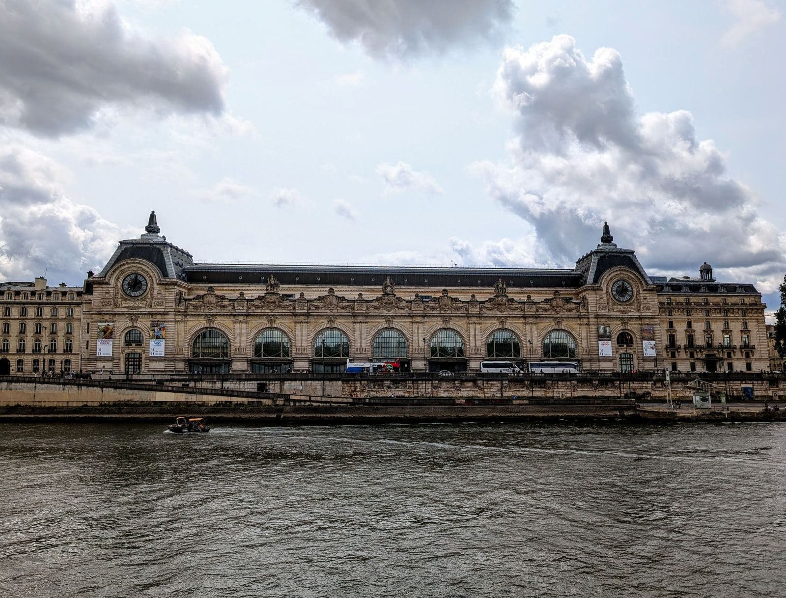 Le Musée d'Orsay, ancienne gare de style Beaux-Arts, vu depuis l'autre rive de la Seine