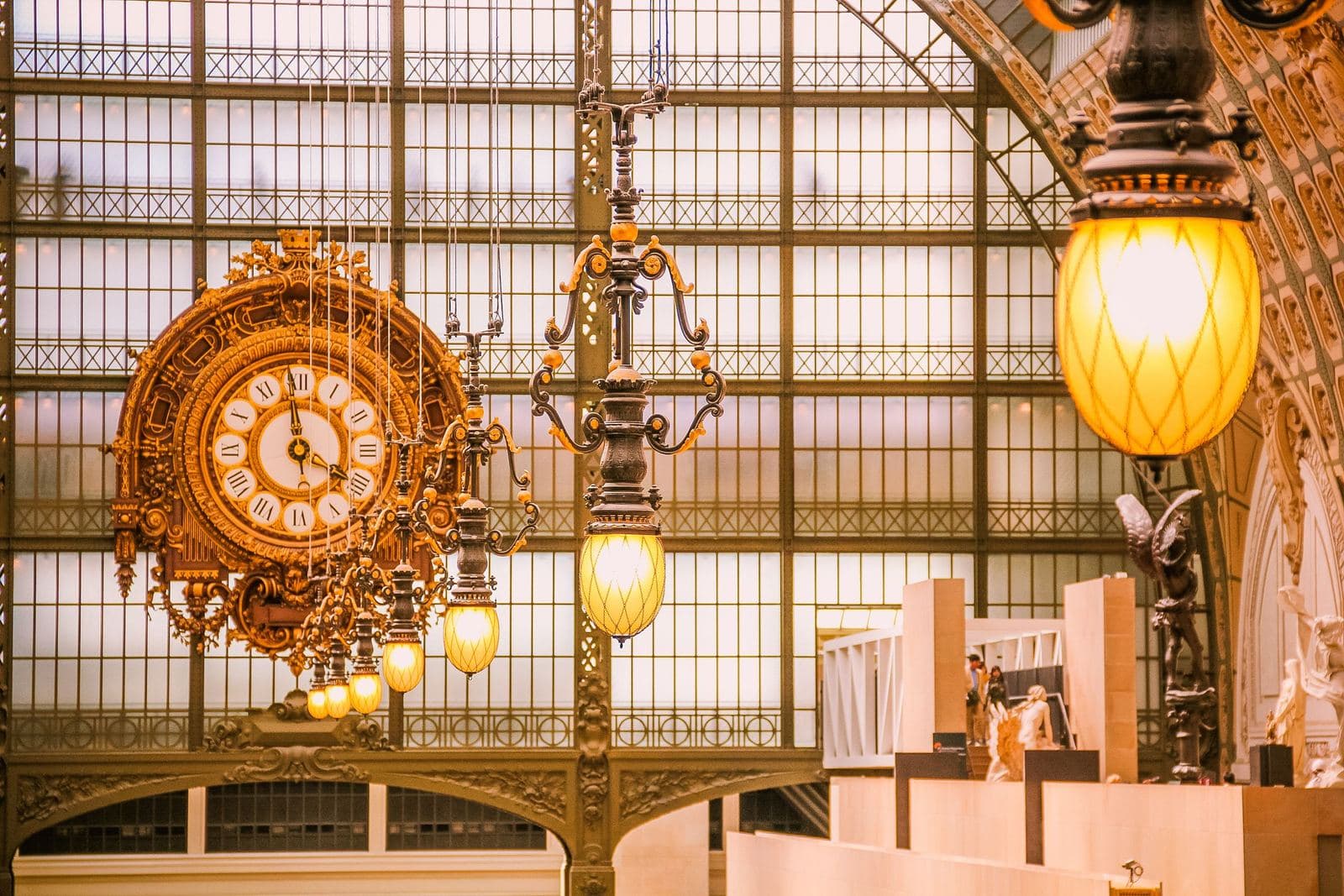 Horloge dorée de la gare et luminaires à l'intérieur du Musée d'Orsay