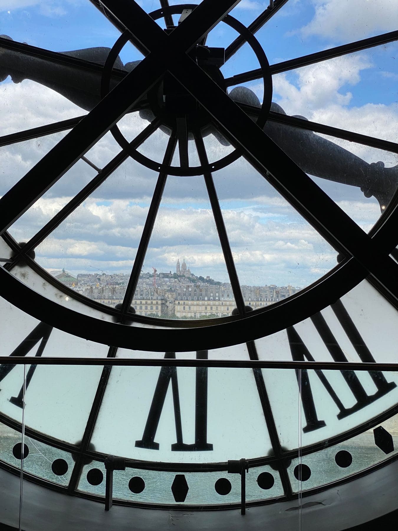 Vue de Paris à travers le cadran vitré d'une horloge du Musée d'Orsay