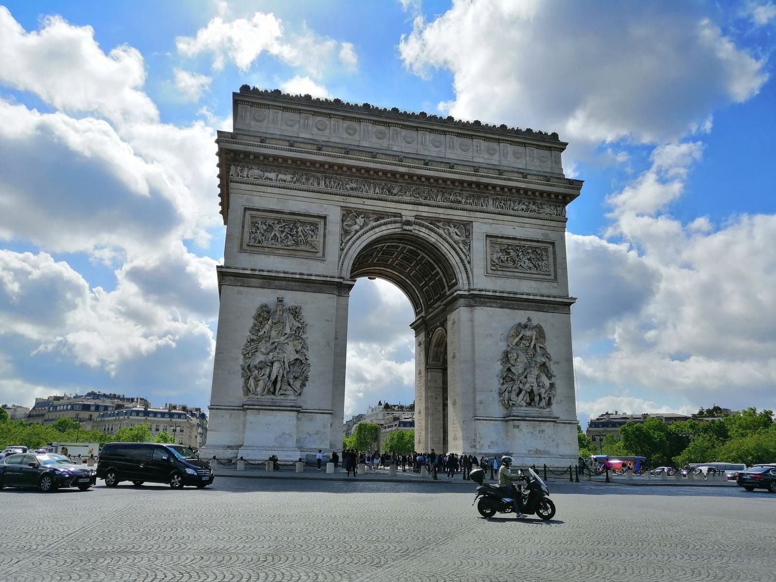 Arc de Triomphe an einem hellen Tag – eine Haltestelle der Hop-on-Hop-off-Route